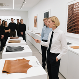 How to identify the texture of cowhide and buy the right bag